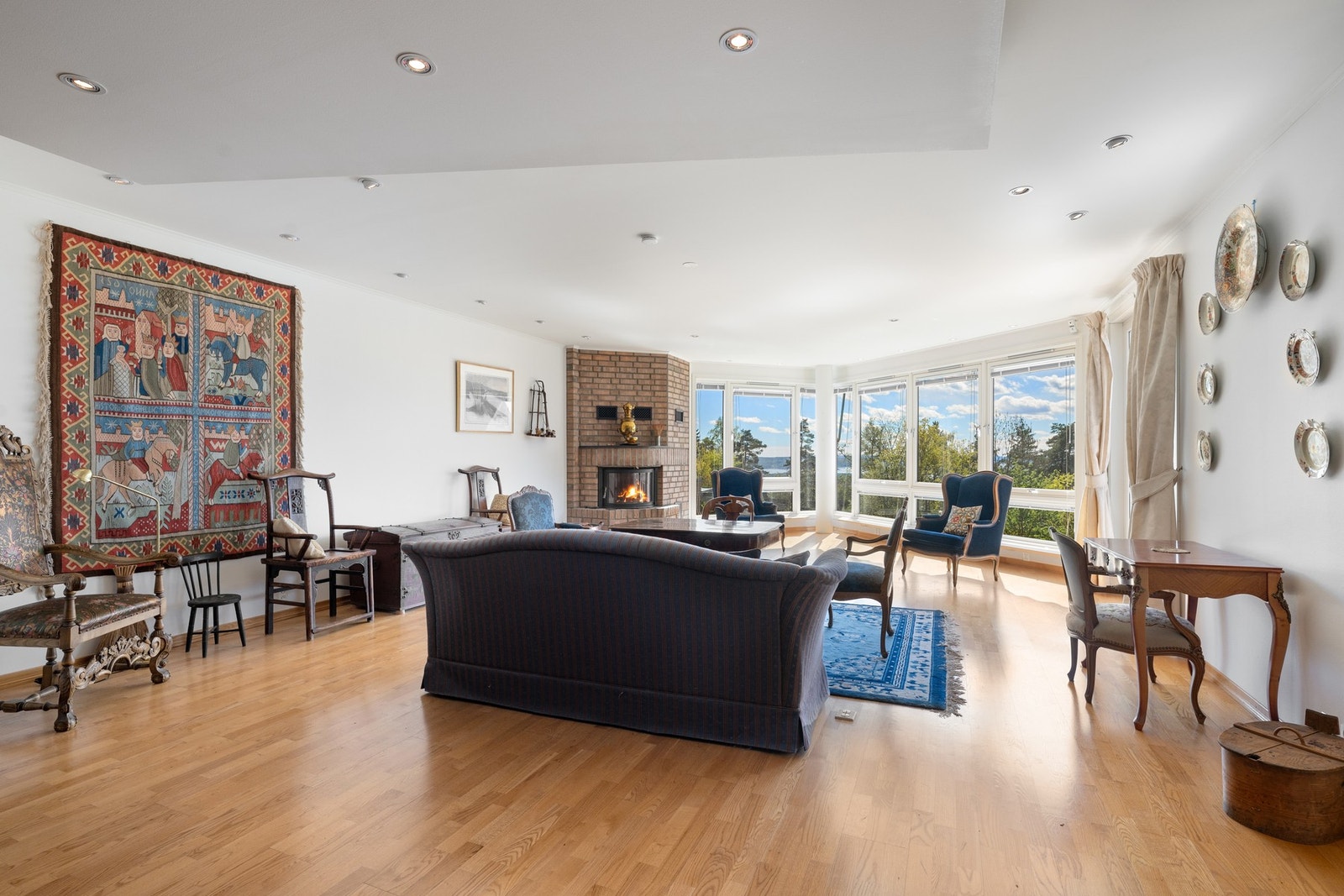 Leiligheten byr på store og luftige oppholdsrom med fantastiske panoramavinduer fra gulv til tak, som slipper inn rikelig med lys og gir en nydelig utsikt over Oslofjorden. Galleribilde