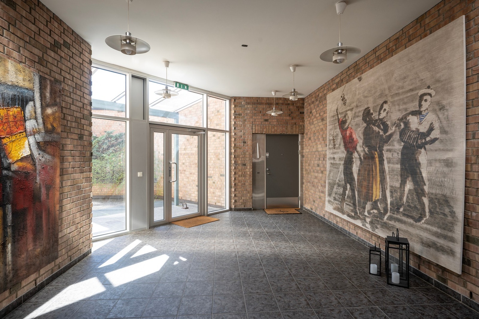 Leiligheten disponerer i tillegg to boder på totalt ca. 18 m², fordelt på én bod i kjeller og én bod i 1. etasje. Galleribilde