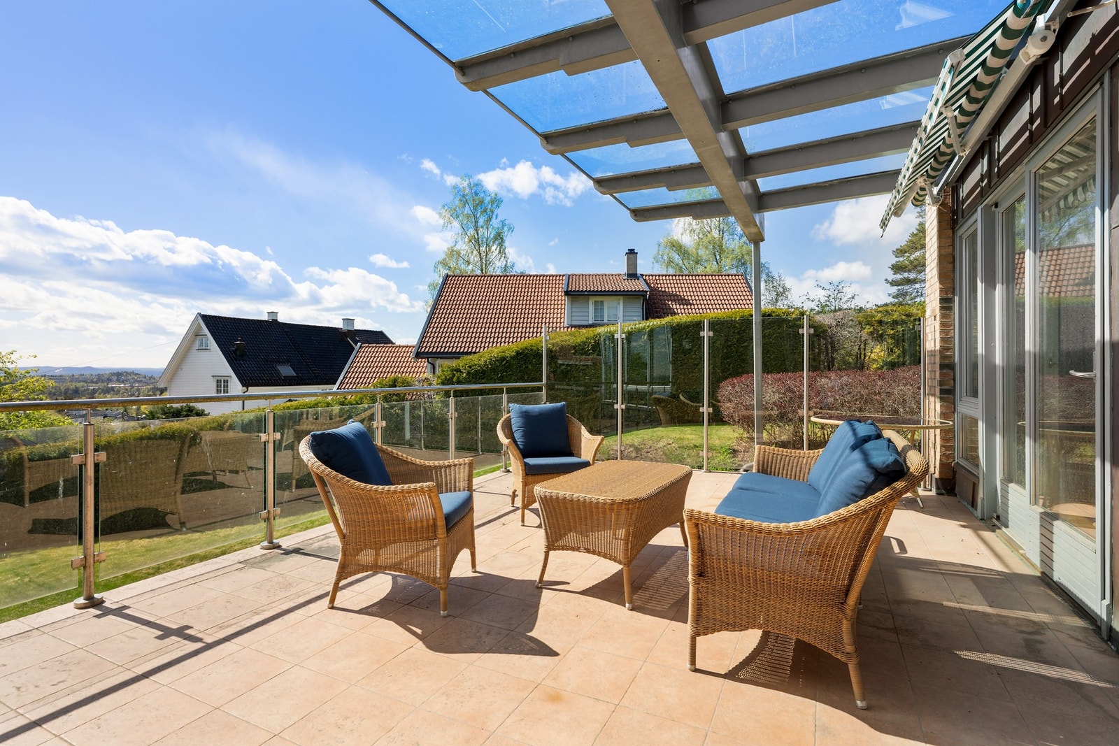 Solrik og usjenert terrasse på hele 29 m². Galleribilde