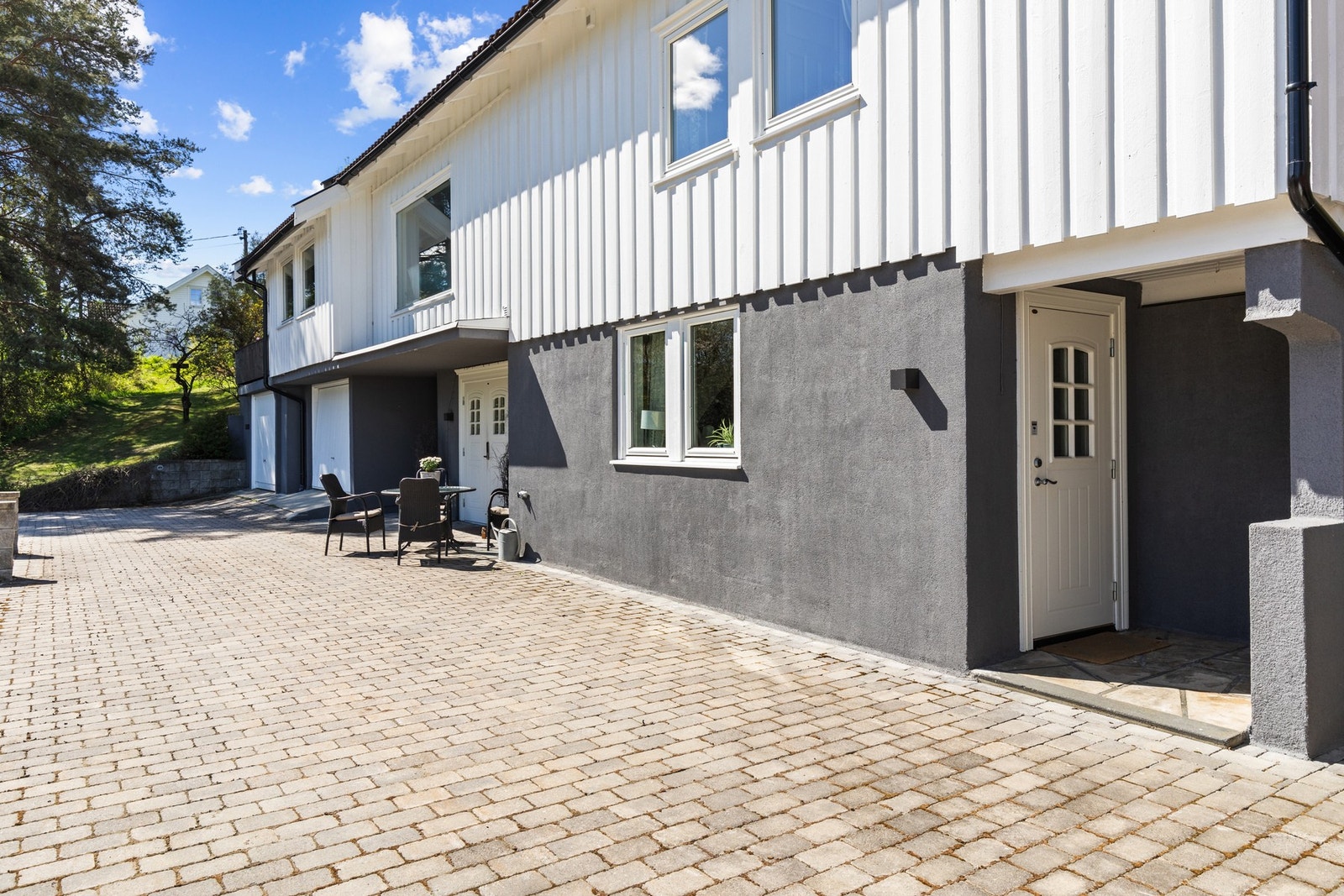 Koselig inngangsparti med belegningsstein. Galleribilde