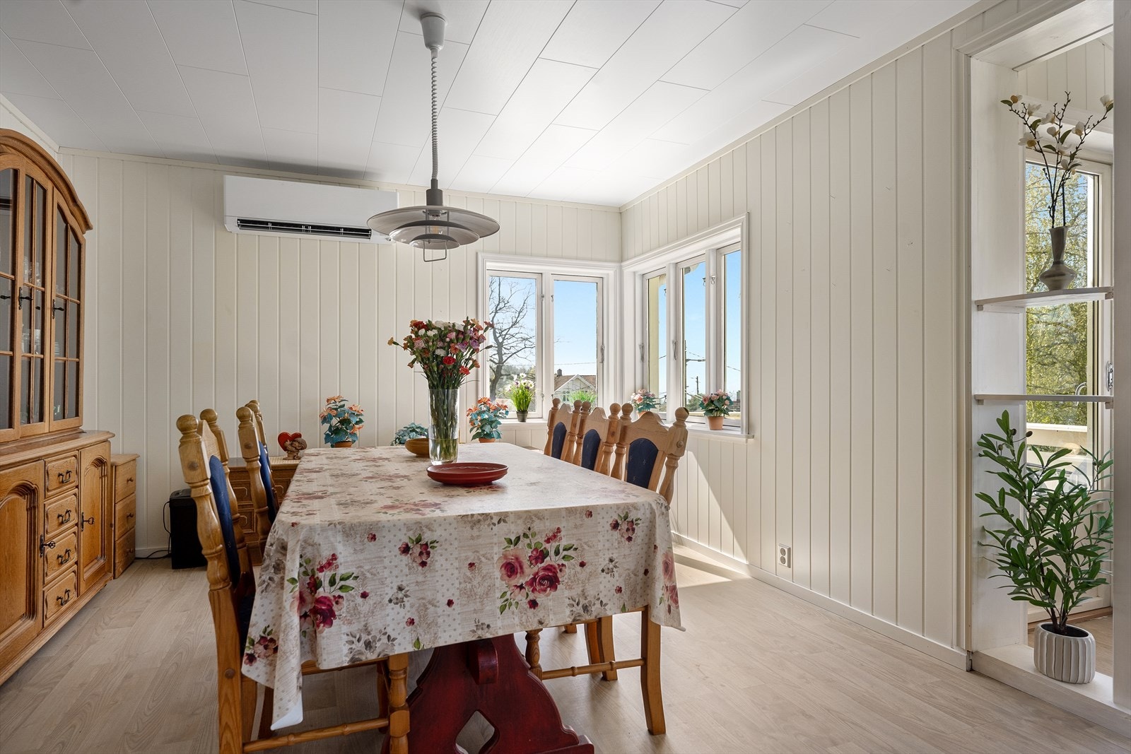 Gjennomgående laminatgulv og vegger med trépanel skaper en helhetlig stil i hovedhuset. Galleribilde