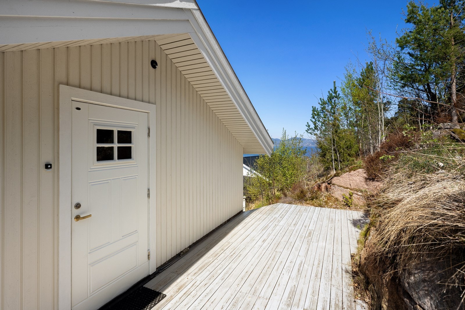 Uteplass ved inngangen til boenheten over garasjen. Galleribilde