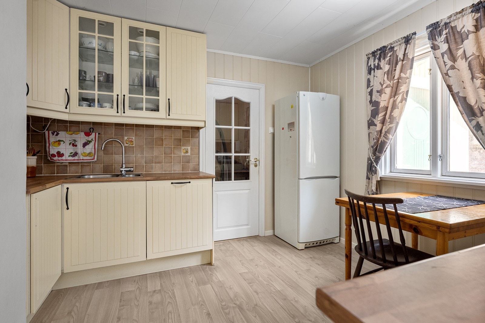Kjøkkenet har ventilator med utkast og plass for kjøleskap. Galleribilde
