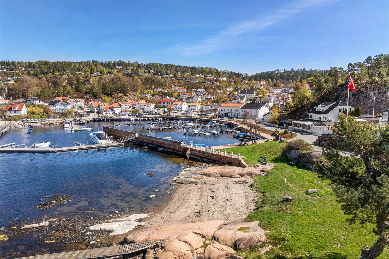 Kystlinjen byr på fine svaberg, sandstrender og gode fiskemuligheter. Galleribilde