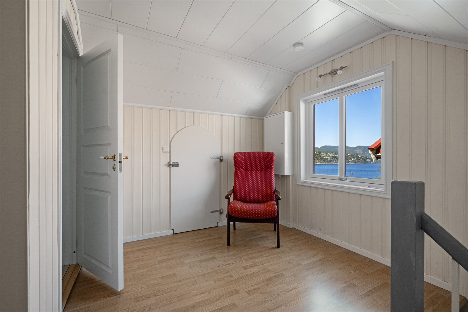 Gang på loftet som leder til etasjens to soverom. Galleribilde