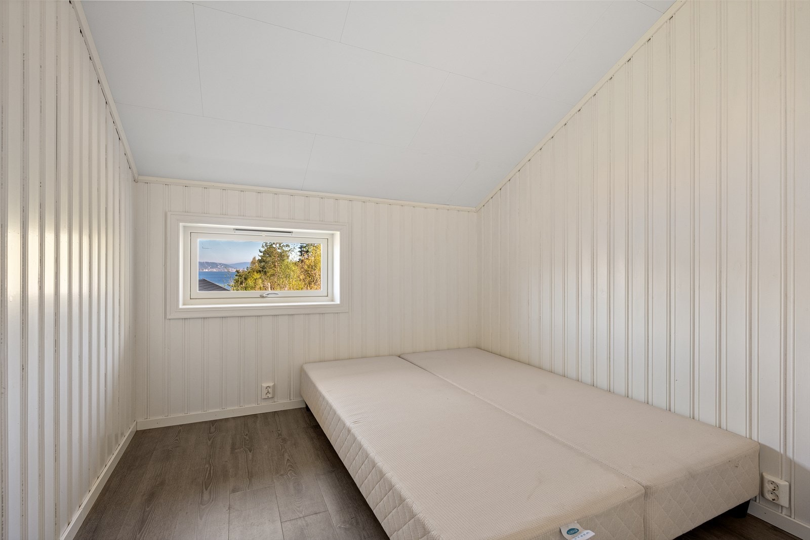 Det ene av to soverom i boenheten over garasjen. (Ikke godkjent for varig opphold se pkt med ferdigattest i salgsoppgaven) Galleribilde