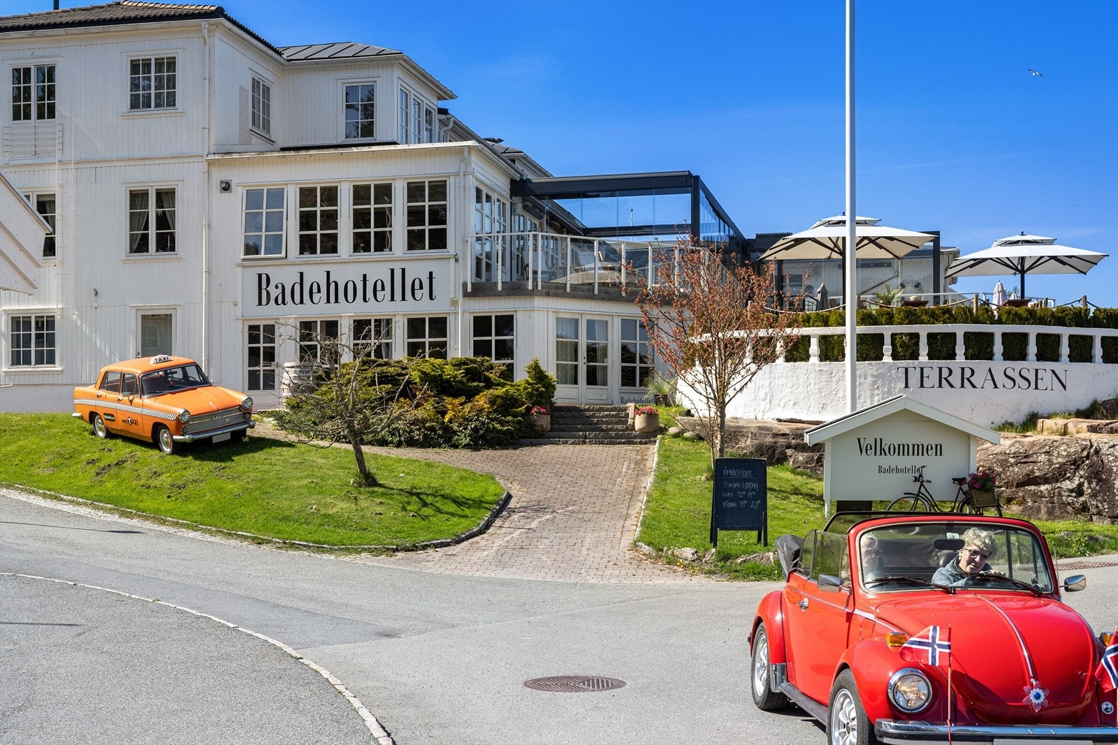 Det historiske Holmsbu Badehotell er en av flere hyggelige møteplasser i sentrum. Galleribilde