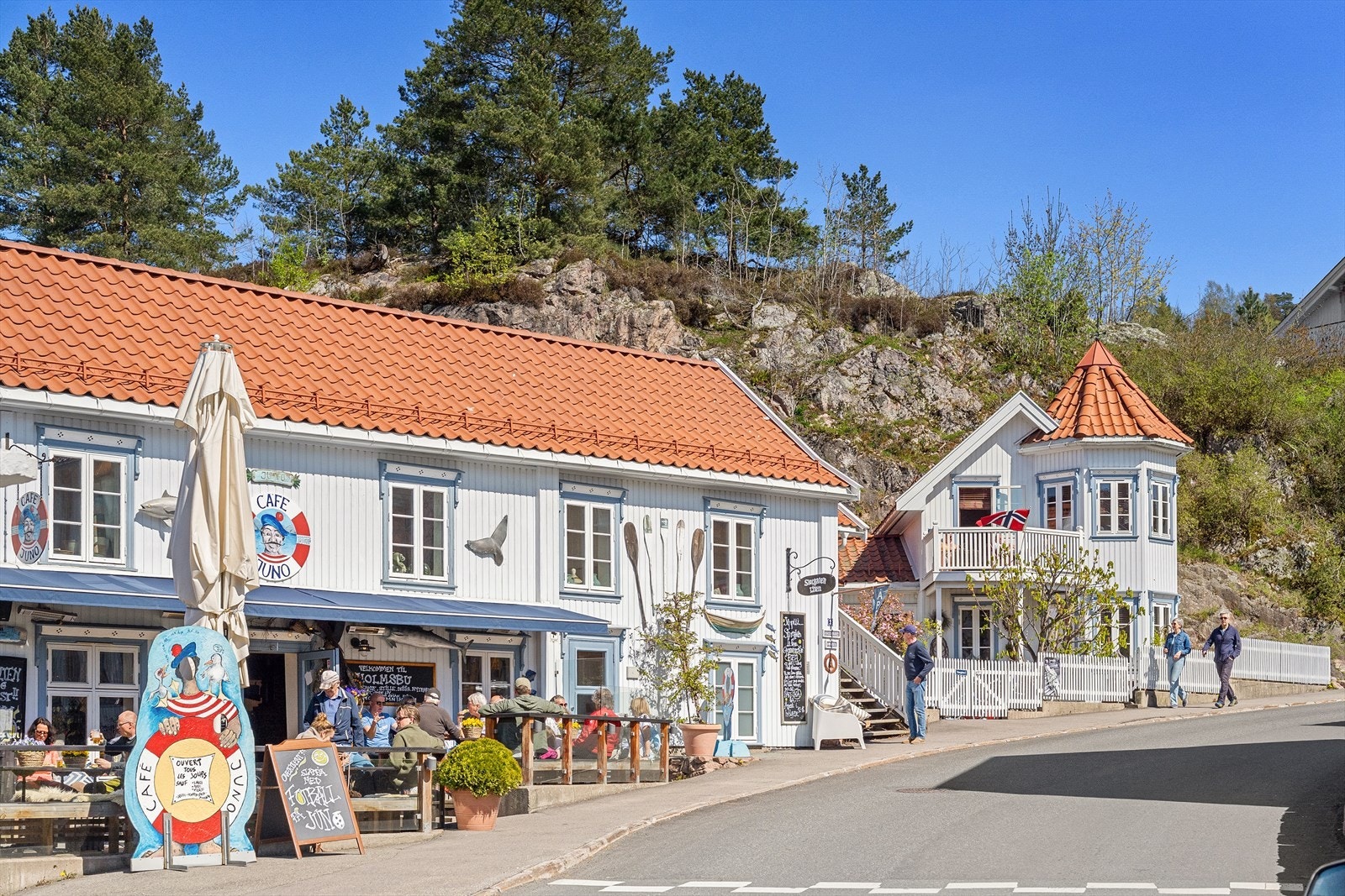 Langs havnen ligger kafeer og serveringssteder tett i tett. Galleribilde