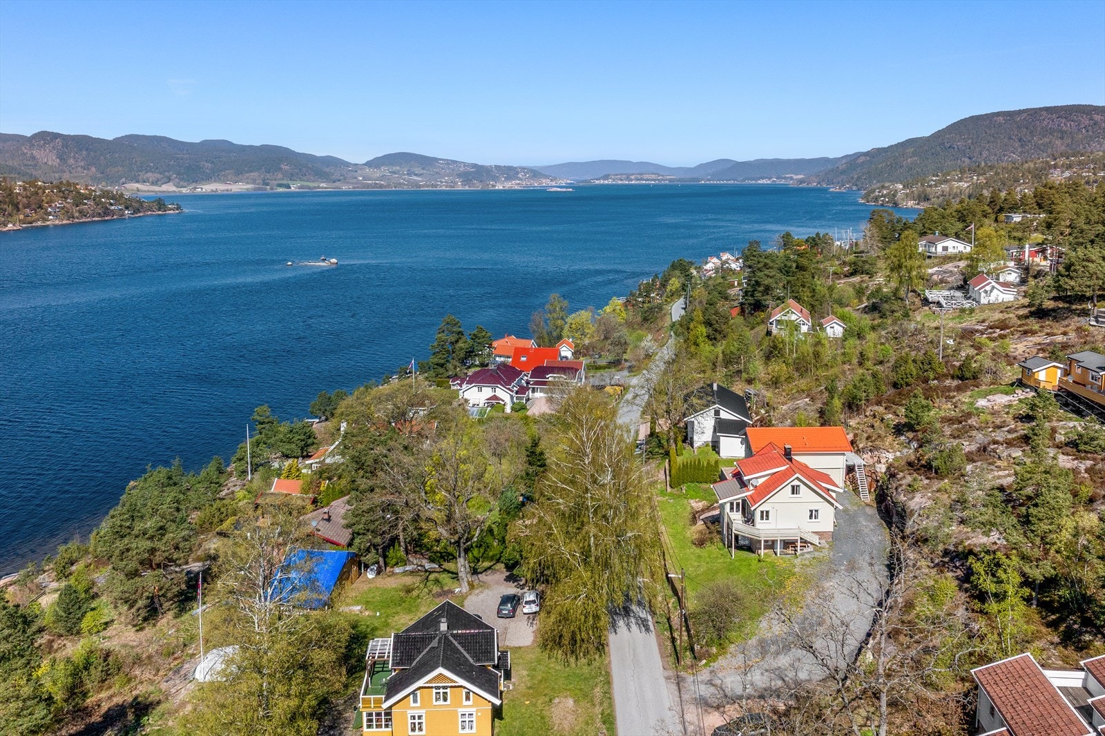 Beliggenhet i et rolig og etablert boligområde med spredt bebyggelse. Galleribilde