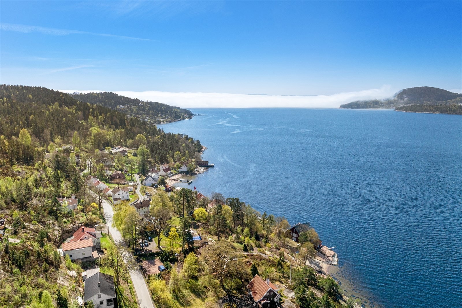 Holmsbu er et idyllisk tettsted der Drammensfjorden møter Oslofjorden. Galleribilde