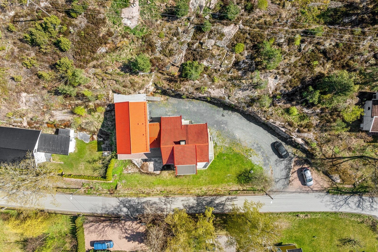 Eiendommen ligger på en stor tomt på 1220 m², opparbeidet med gruset oppkjørsel og hage. Galleribilde