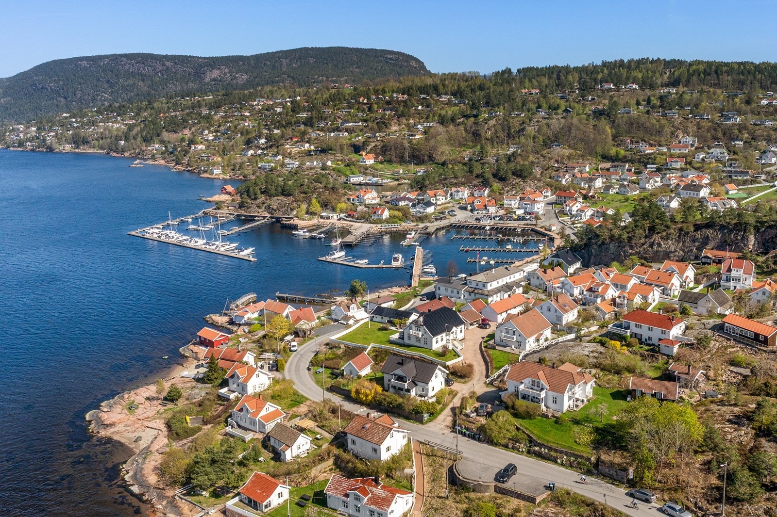 Holmsbu sentrum, en maritim perle med sørlandsidyll, ligger kun en kort spasertur unna. Galleribilde