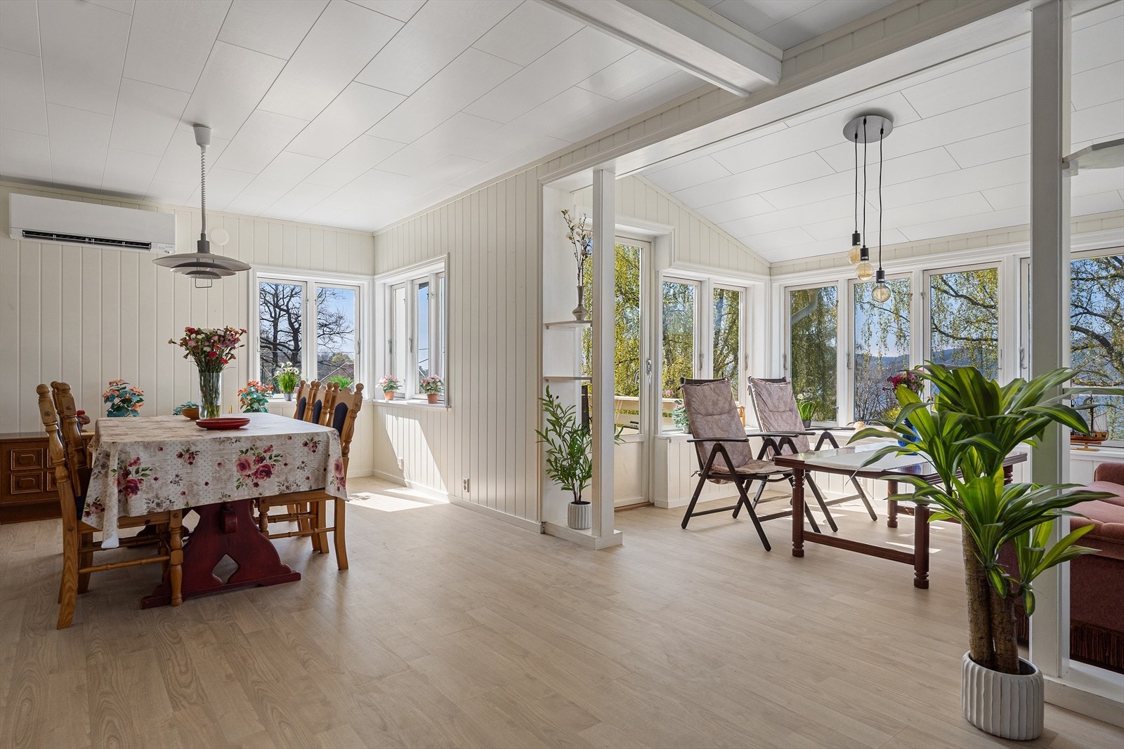 Fra spisestuen er det en naturlig overgang til en lys og trivelig utestue. Galleribilde