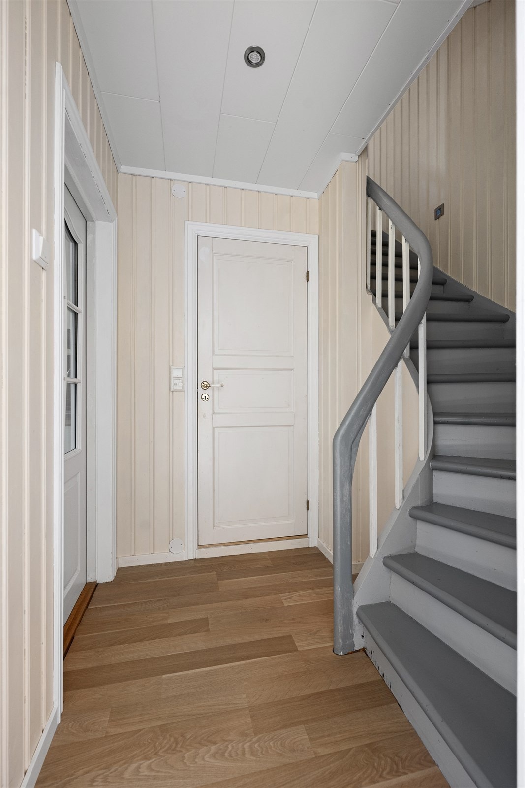 Hallen binder rommene sammen og har en malt tretrapp opp til loftsetasjen. Galleribilde