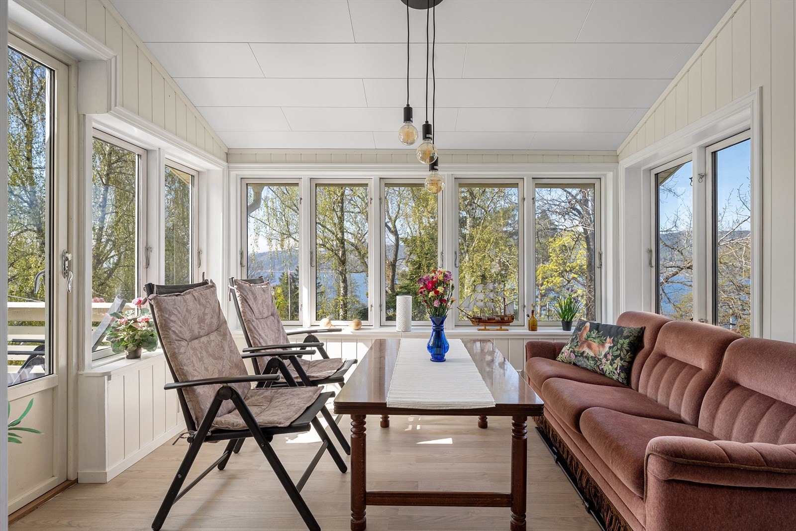 Utestuen har store vindusflater som slipper inn rikelig med lys og gir utsikt mot fjorden. Galleribilde