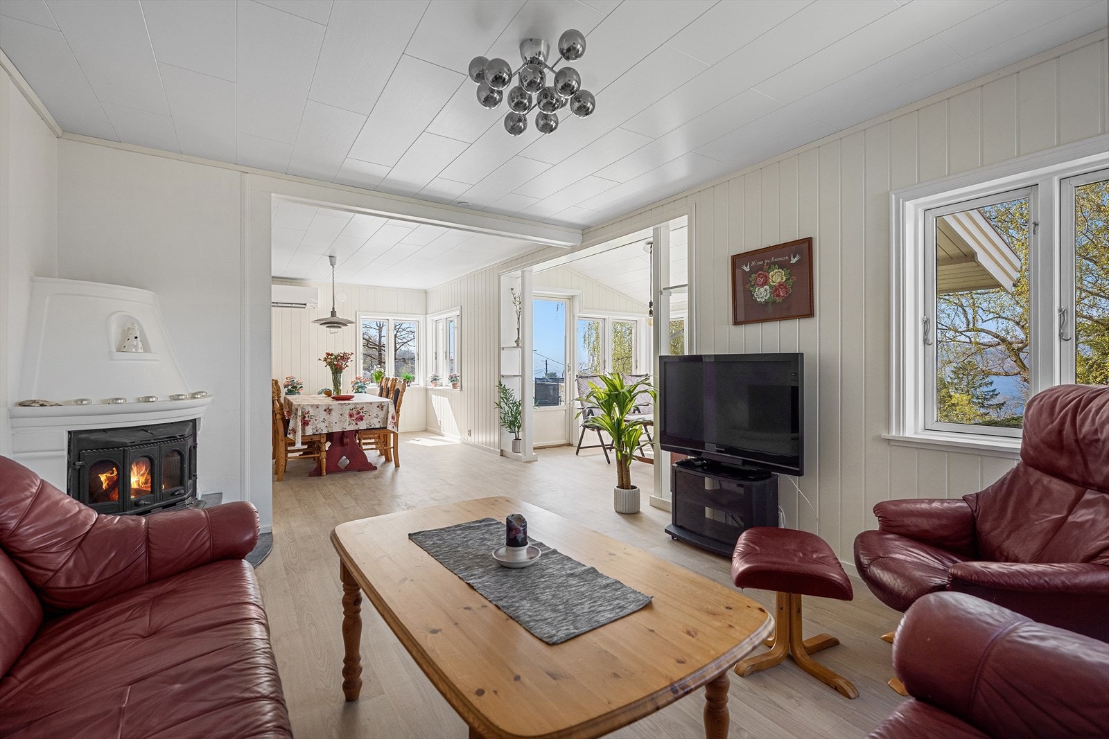 Stuen er romslig med en åpen løsning mot spisestuen og en lys utestue. Galleribilde