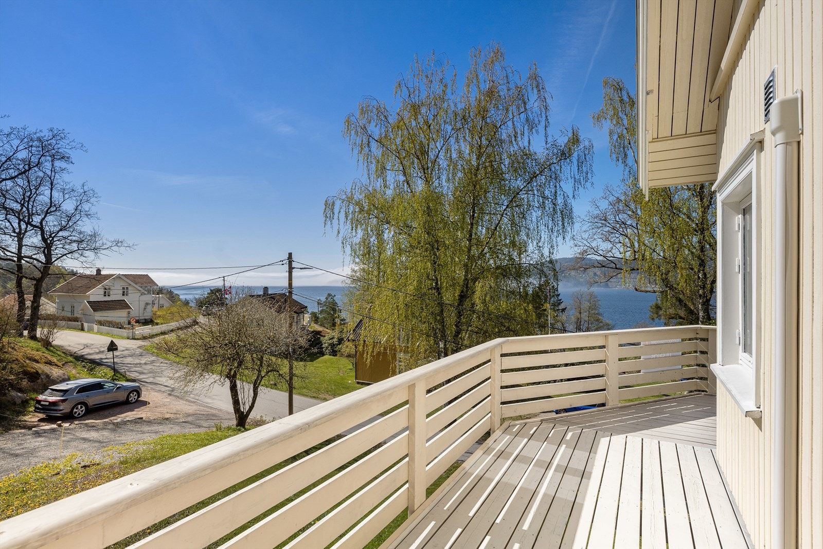 Fra terrassen er det fin utsikt over nærområdet og fjorden. Galleribilde