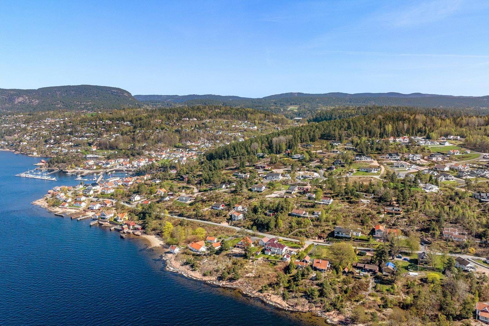 Fra eiendommen er det kort vei til turstier, strender og alt Holmsbu har å by på. Galleribilde