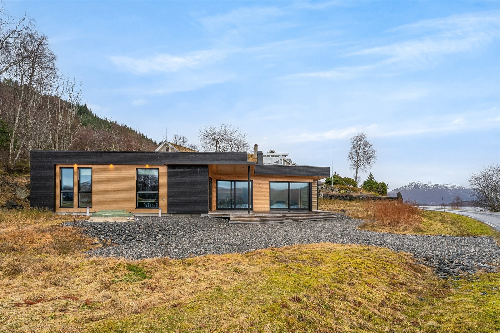 Moderne hytte like ved sjøen Galleribilde