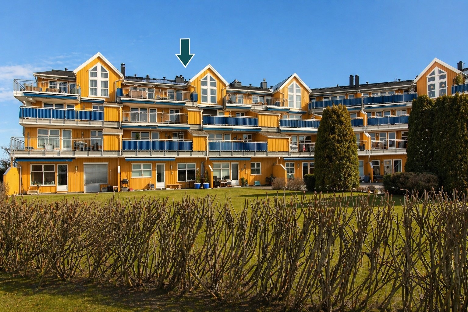 Askheim fremstår som et meget attraktivt sameie med sentral beliggenhet i Ask/Gjerdrum, hvor butikker, servicetilbud og kollektivtransport er lett tilgjengelig i gangavstand. NB! Bilder er AI generert og avvik kan forekomme. Galleribilde