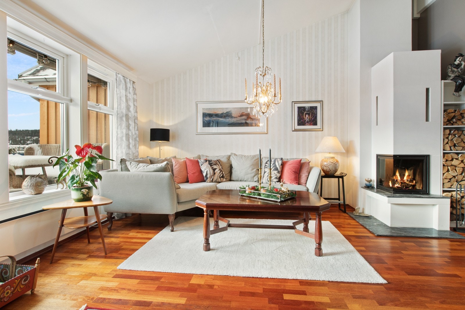 Leiligheten byr blant annet på en stemningsfull peis som skaper både varme og ekstra hygge. Galleribilde