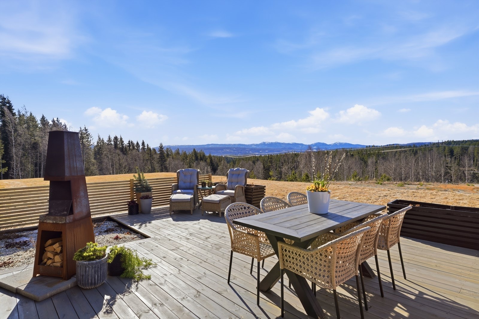 Utsikten og solgangen fra eiendommen er god! Galleribilde