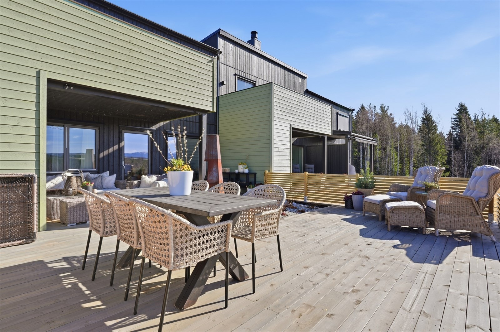 Masse god boltreplass, med mulighet for å kunne samle store og små til et bedre måltid. Galleribilde