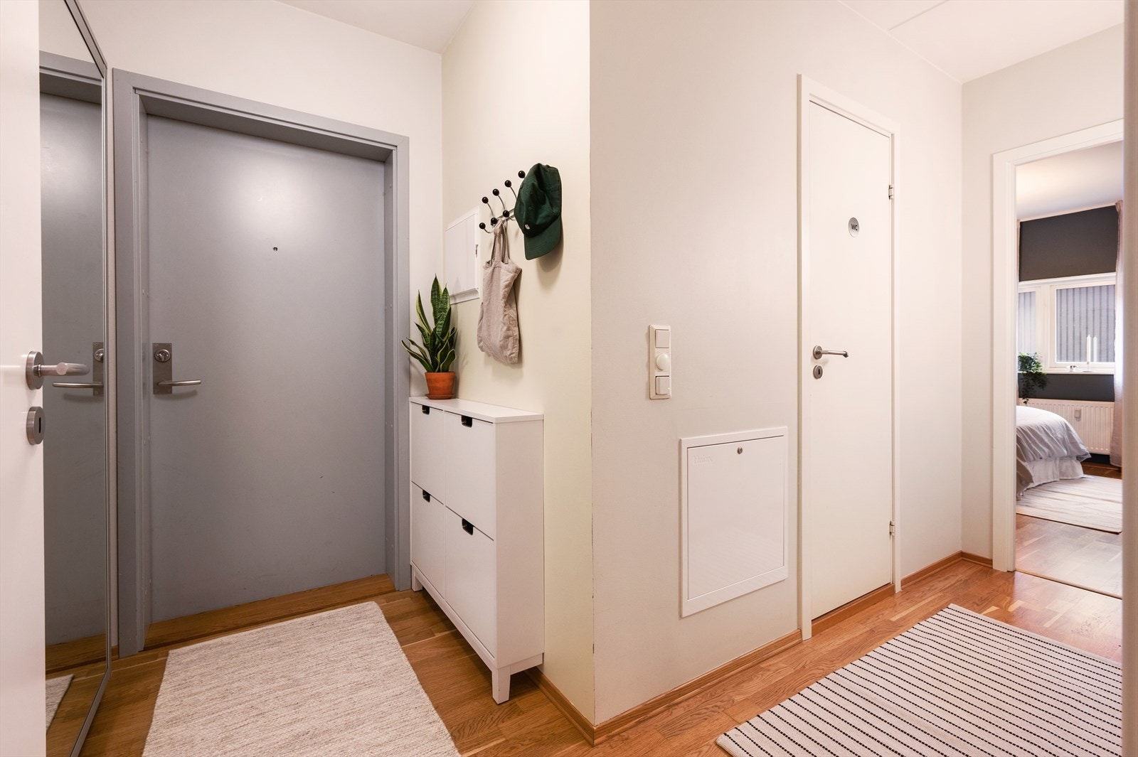 Romslig og praktisk inngangsparti med god plass til oppheng av yttertøy, sam mulighet for skoskap. Galleribilde