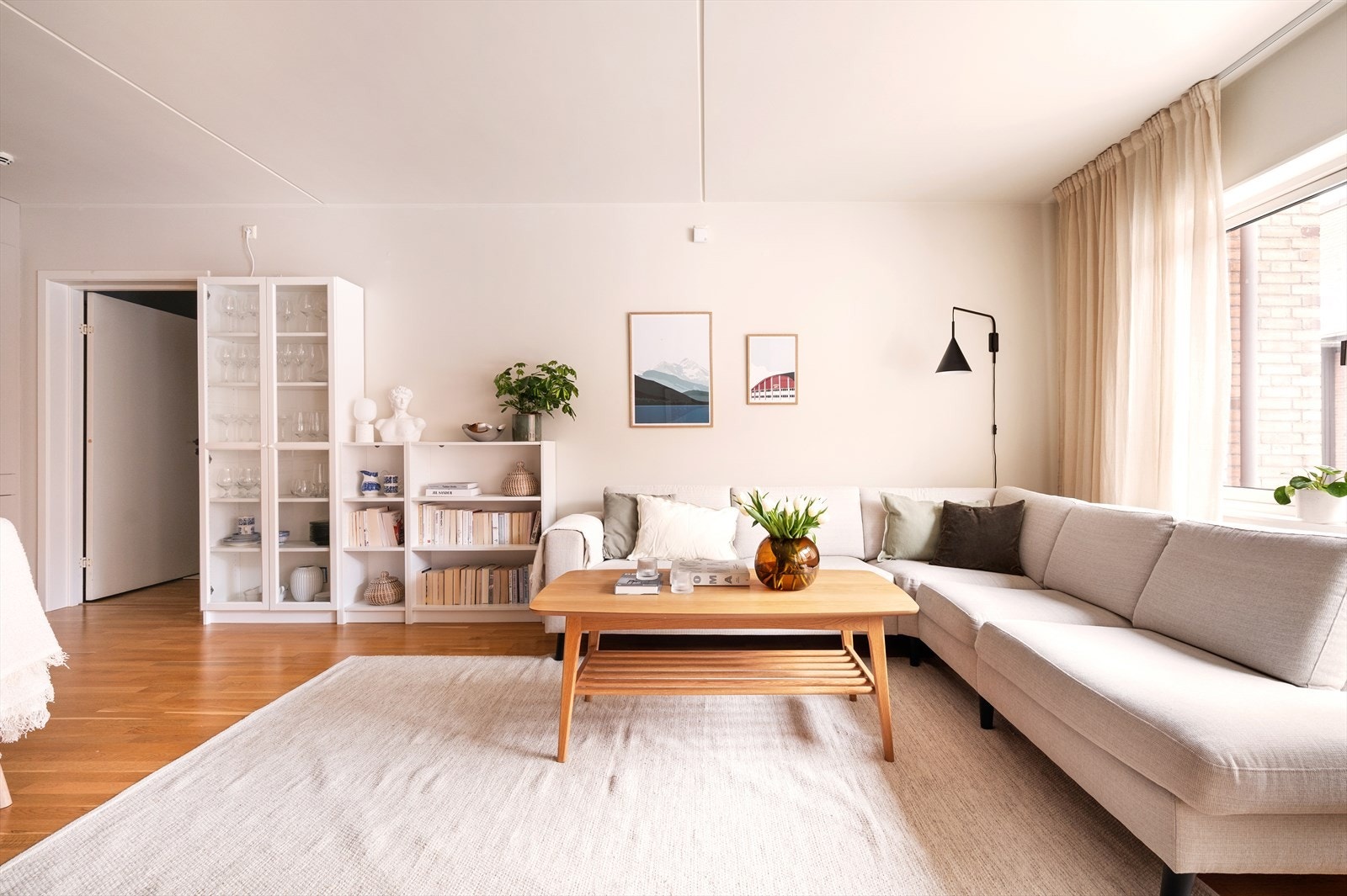 God plass til stor sofaseksjon Galleribilde