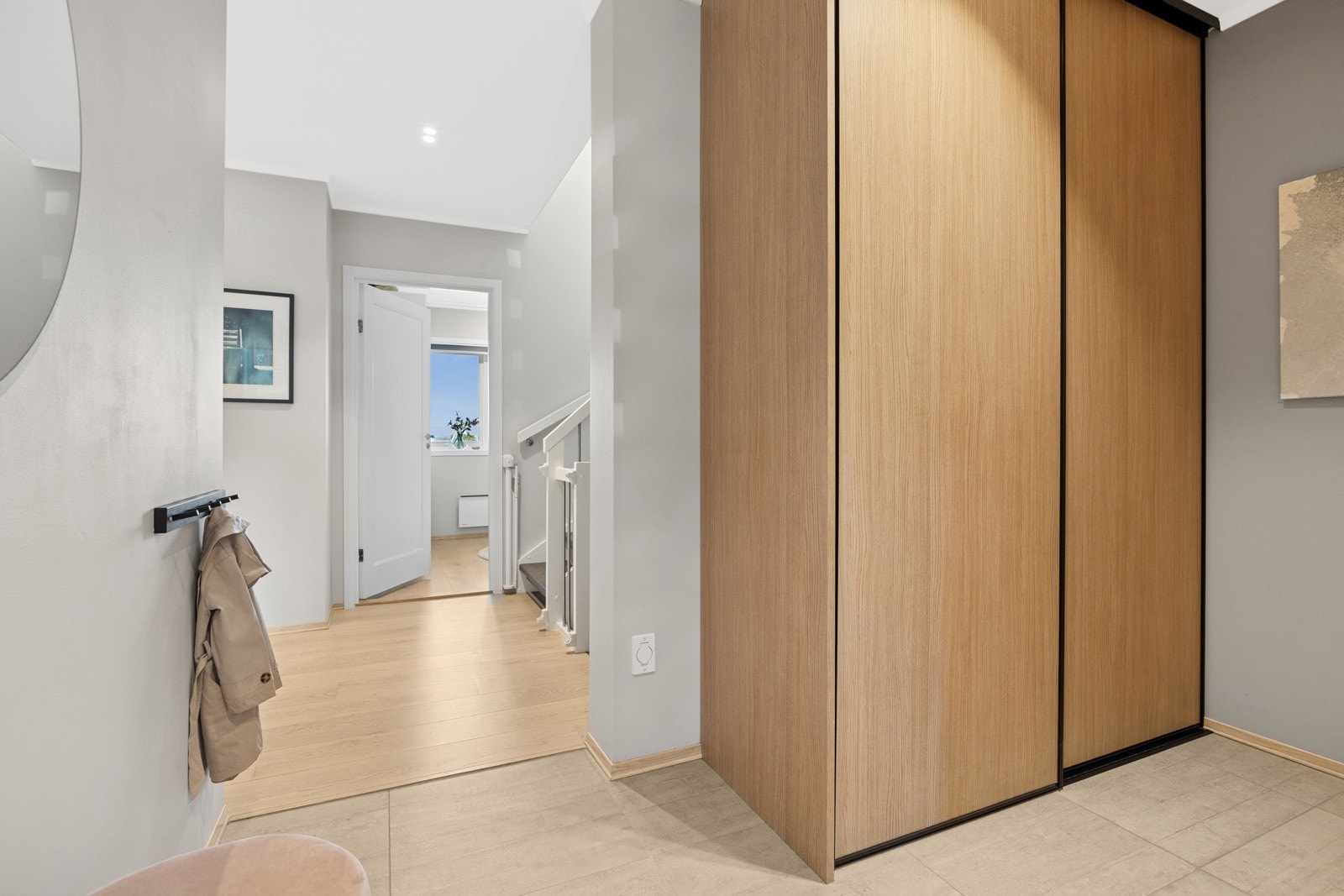 1. etasje: Entrè med garderobeskap Galleribilde