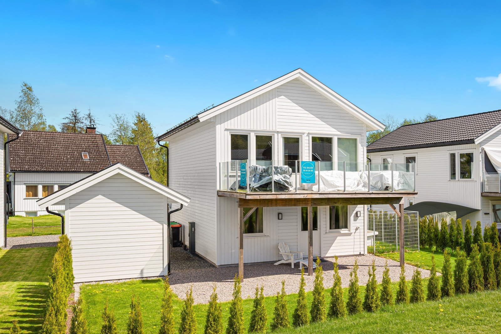 Fasade. Stor veranda og gruset terrasse Galleribilde