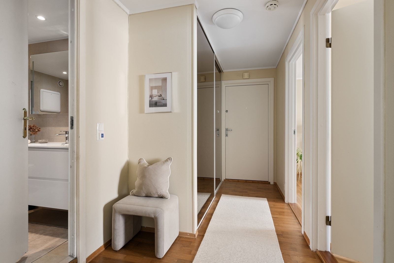 Stor entré med gode oppbevaringsmuligheter. Galleribilde