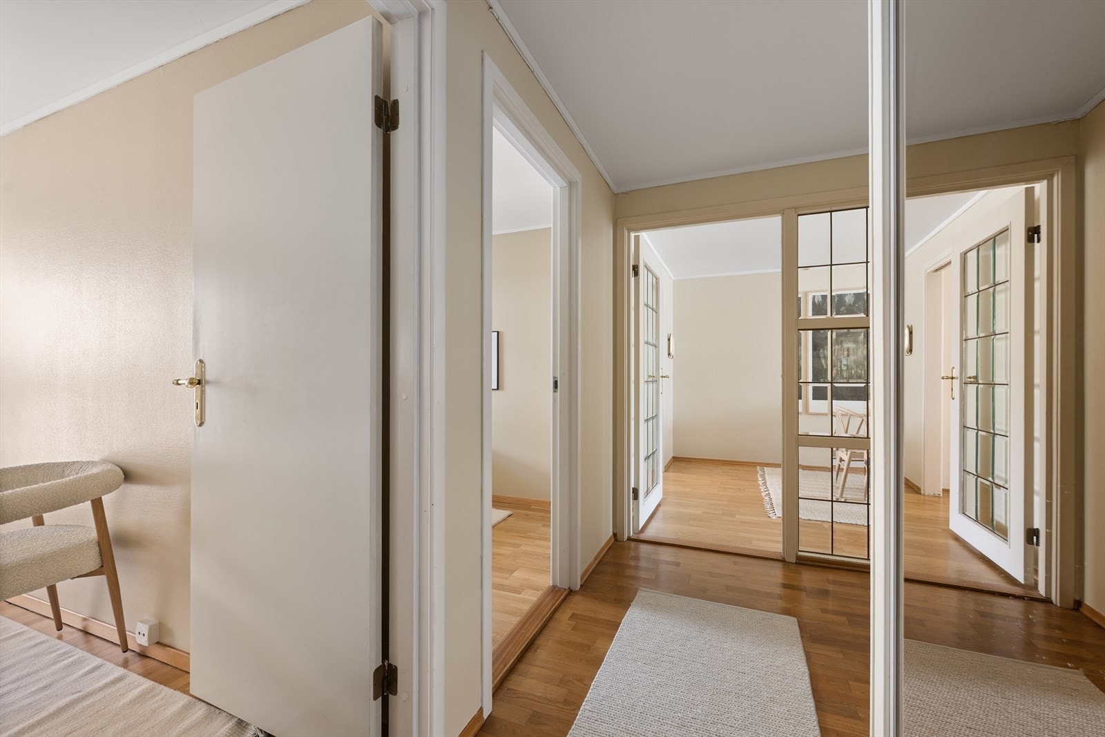 I leiligheten blir man møtt av en innbydende entré med god plass til yttertøy og sko i skyvedørsgarderobe med speilfronter. Galleribilde
