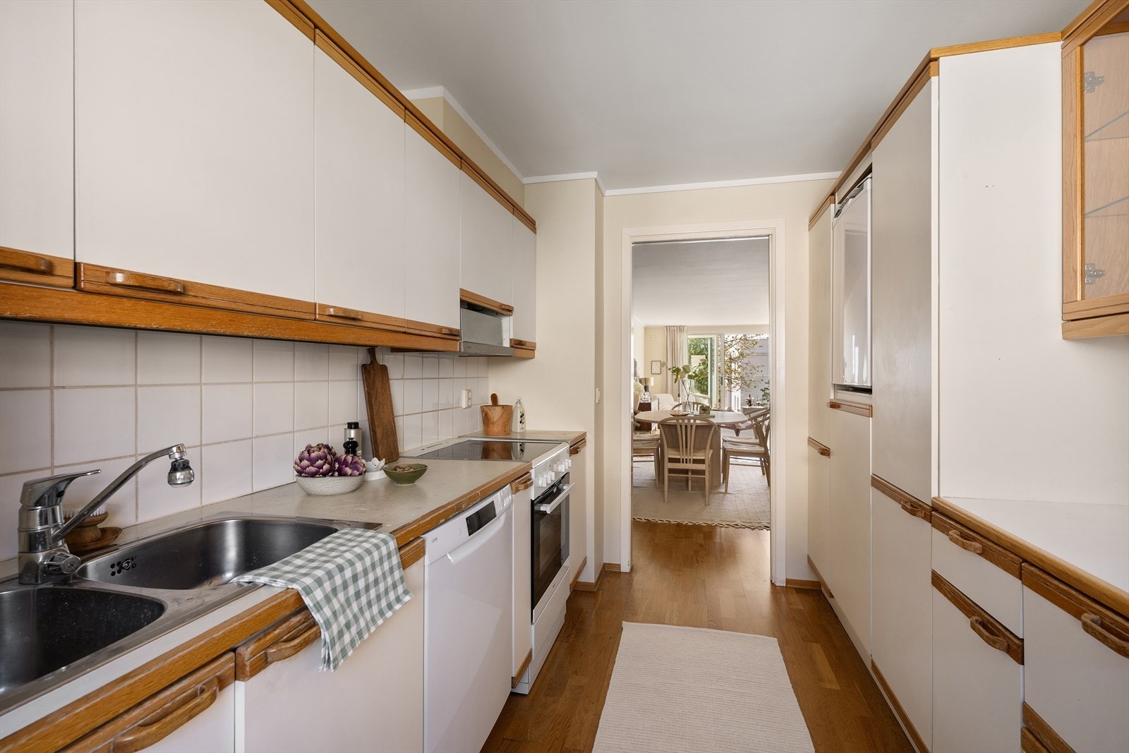 Mekanisk avtrekk med ventil på vegg, og opplegg for oppvaskmaskin og vaskemaskin. Galleribilde