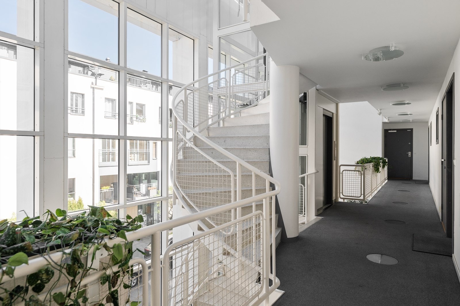 Leiligheten har direkte heisadkomst til etasjeplan - leiligheten ligger innerst i korridoren og har hjørnebeliggenhet! Galleribilde