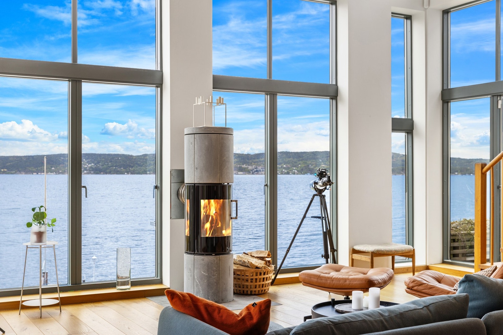 Fasade med masse vinduer, her føler du fjorden kommer inn i boligen Galleribilde