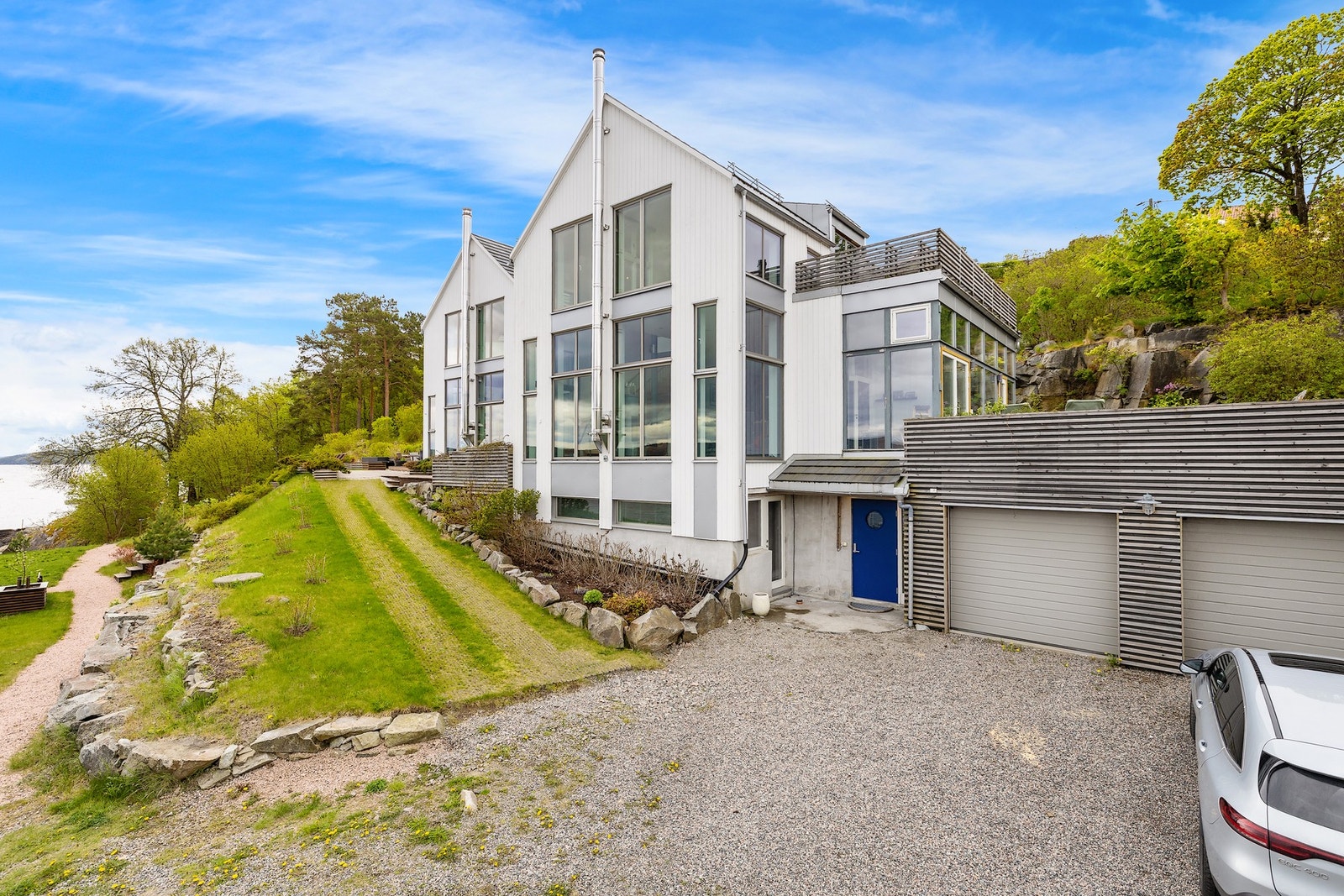 Boligen har inngang både nede (blå dør) og oppe. Inngangen nede er felles med nabo Galleribilde