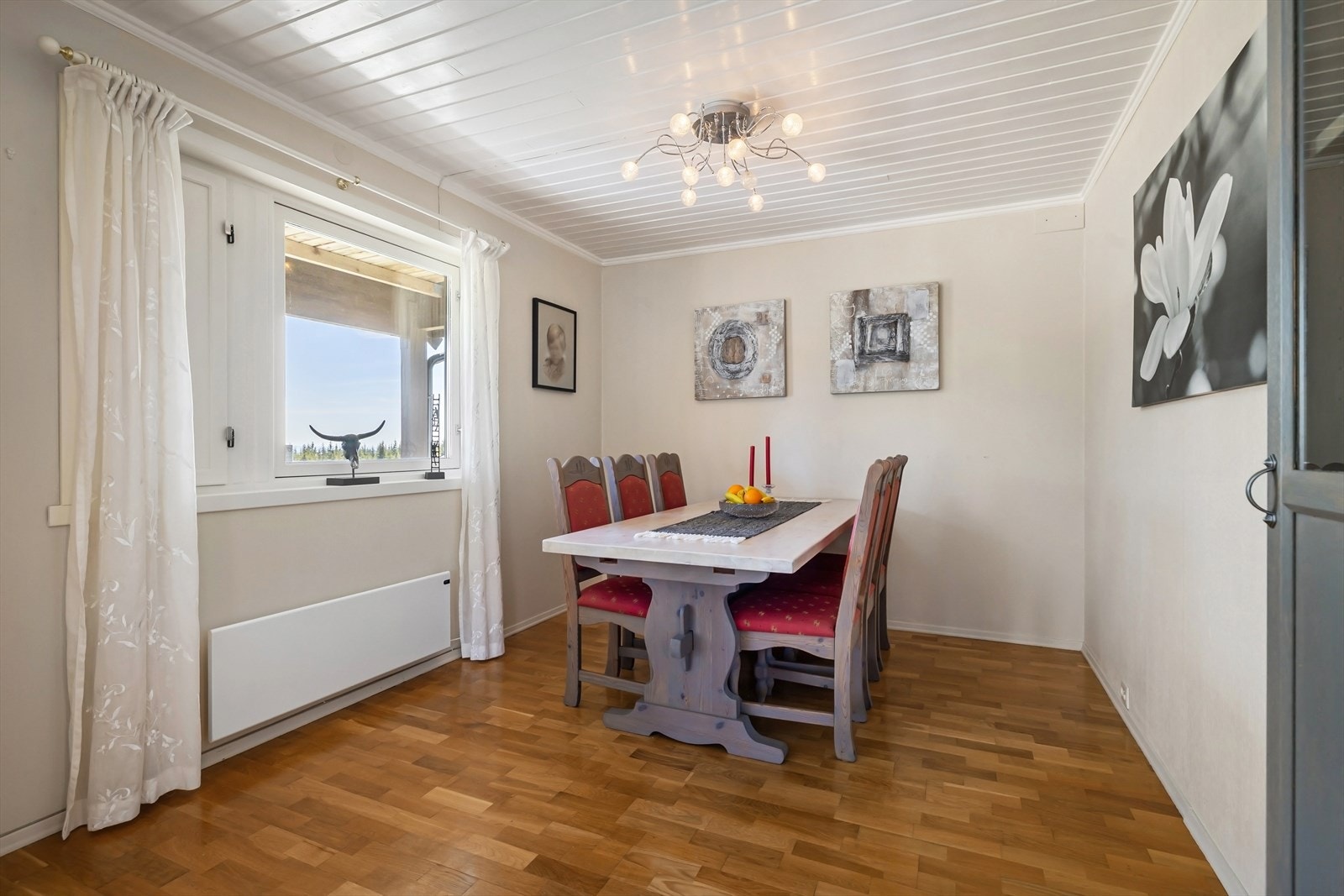 En egen sone for spisestue gir rom for både hverdagslige måltider og større sammenkomster. Galleribilde