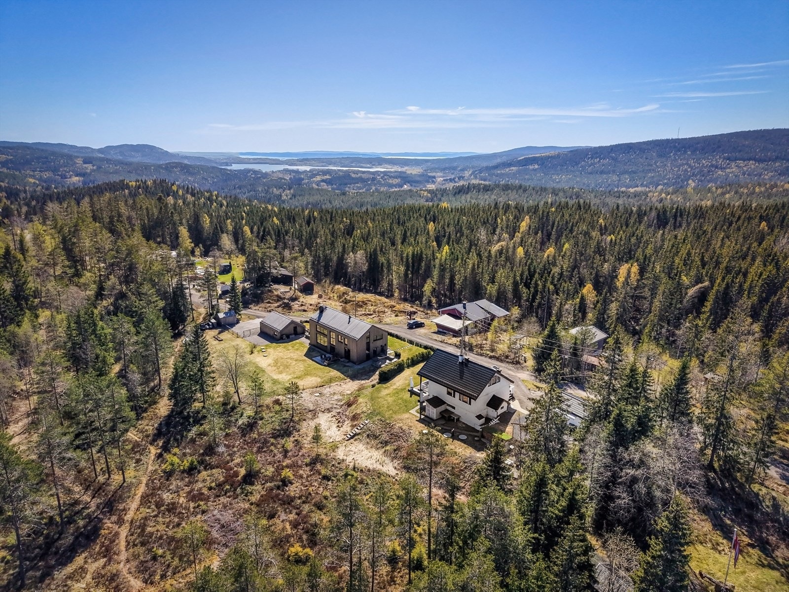 Eiendommen ligger høyt og fritt i terrenget, omgitt av skog og natur. Galleribilde