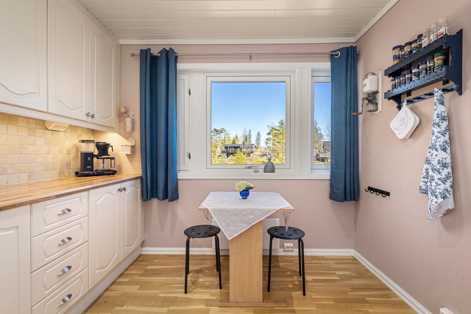 Kjøkkenet er utstyrt med platetopp, stekeovn, oppvaskmaskin og kjøl/fryseskap. Galleribilde