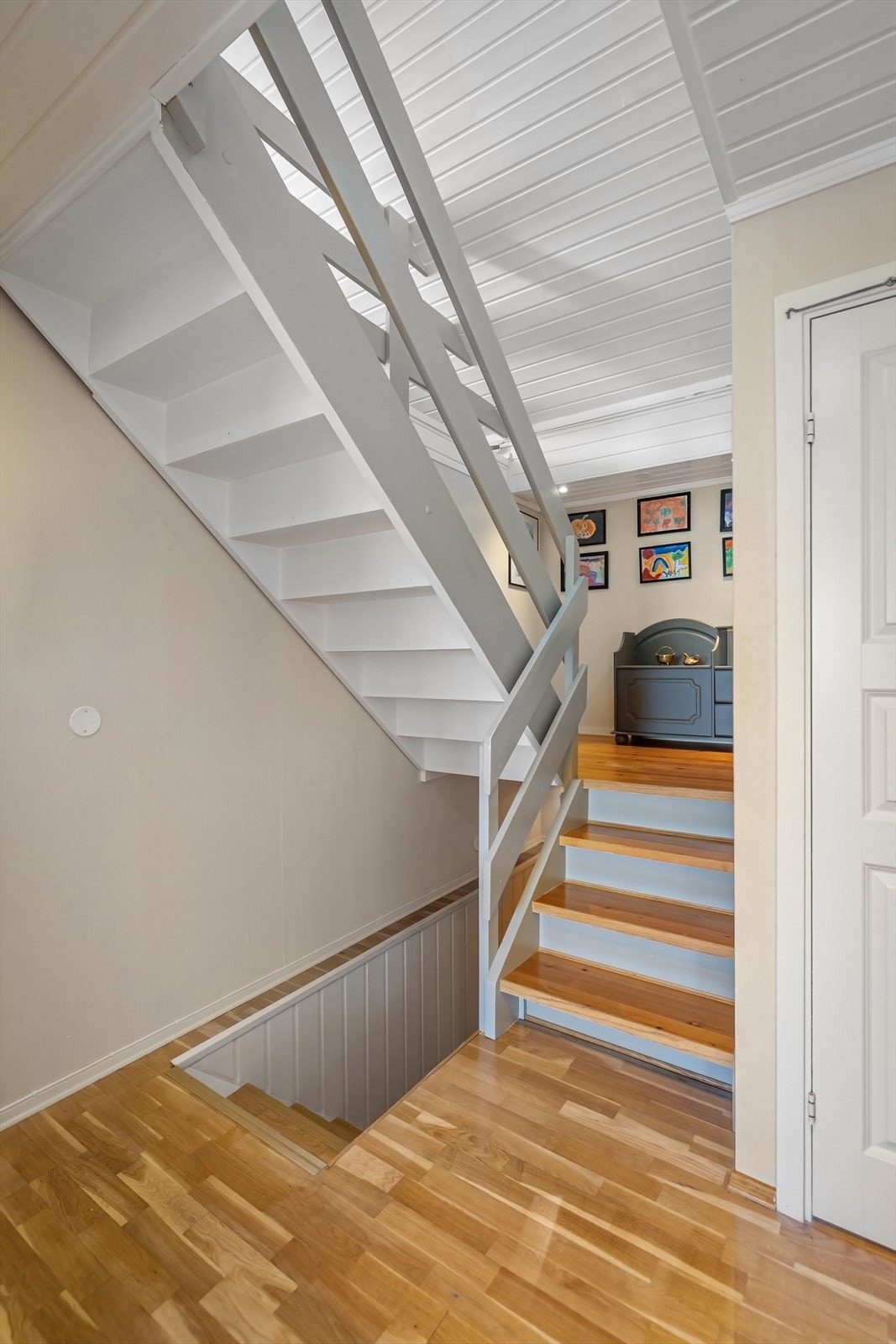 Tretrappen fører opp til loftsetasjen. Galleribilde