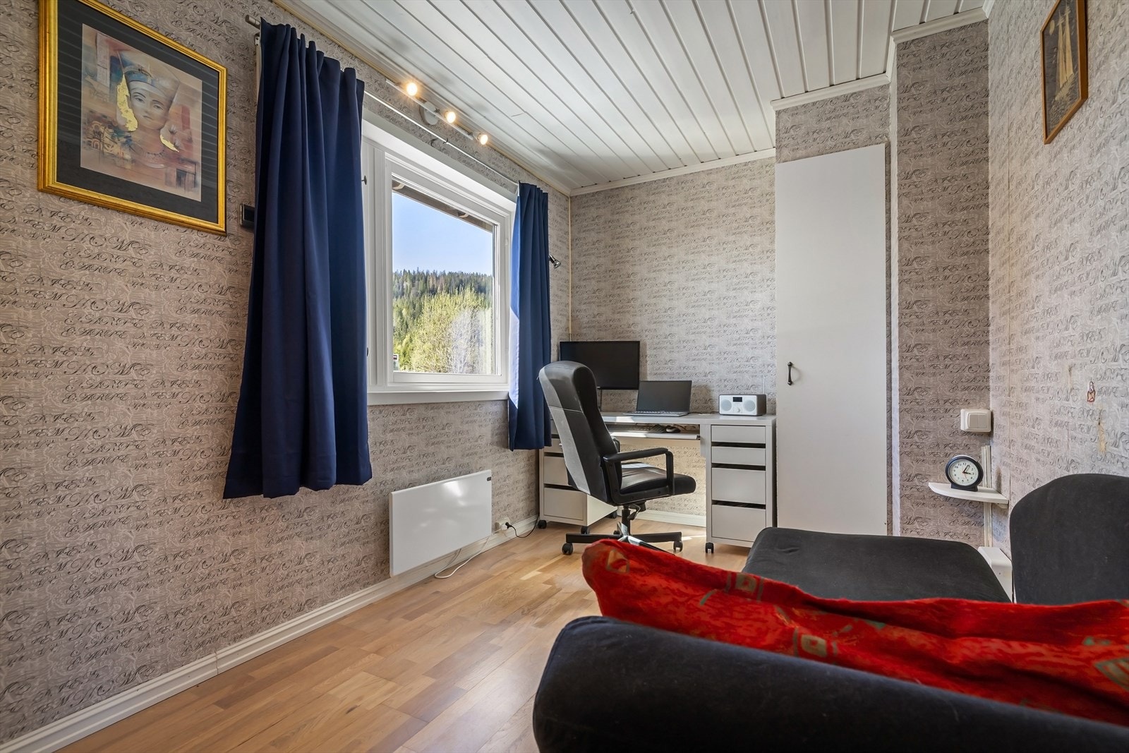 Rommet har plass til både arbeidsstasjon og en sovesofa, og egner seg godt som soverom eller kontor. Galleribilde