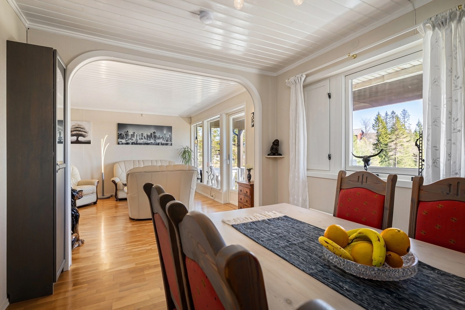 Spisestuen har god plass til langbord og ligger i direkte tilknytning til stuen. Galleribilde