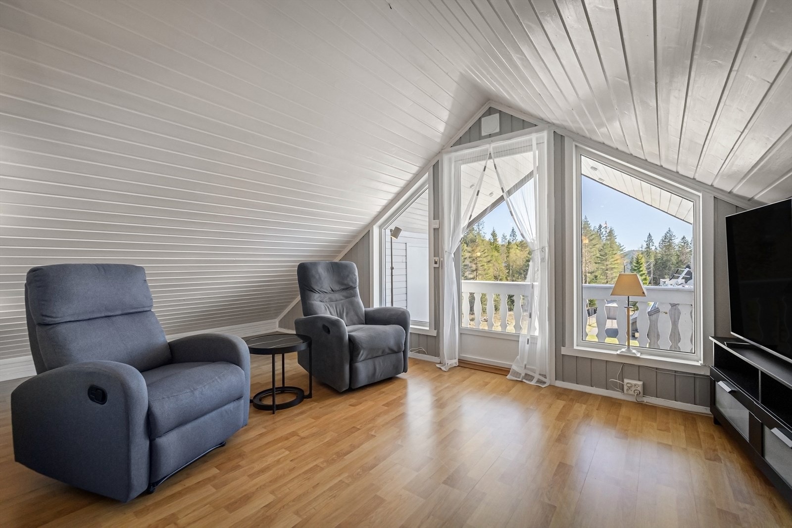 Fra oppholdsrommet på loftet er det utgang til en egen balkong. Galleribilde