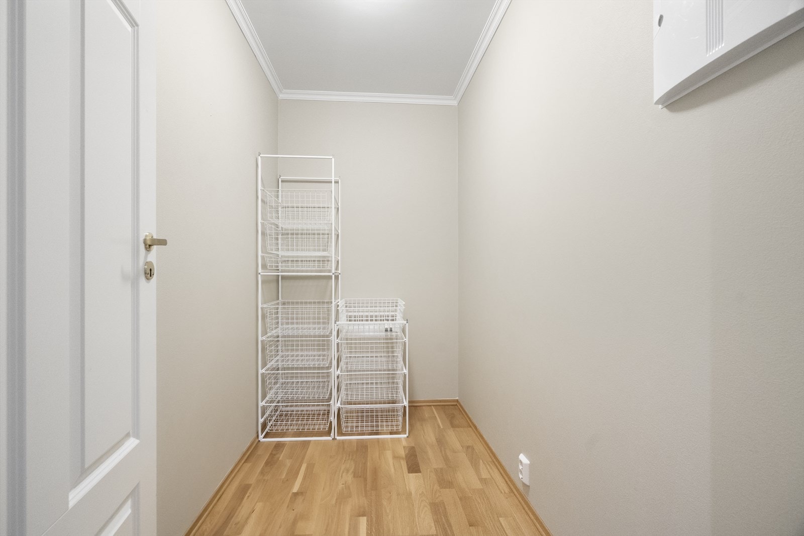 - Innvendig bod måler ca 3,6m2 - Galleribilde