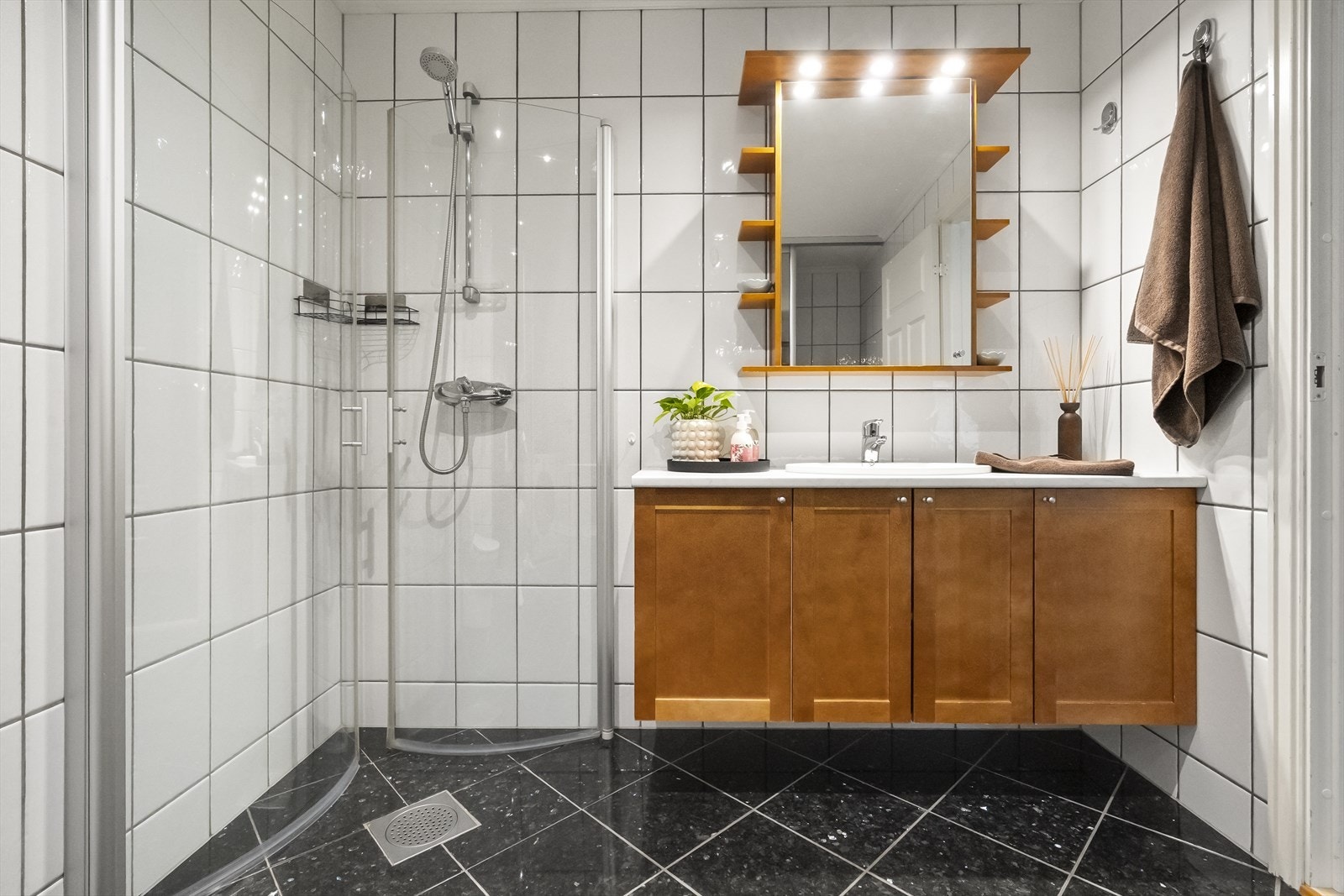 - Helfliset bad med varmekabler i gulv. Badet er innredet med dusjhjørne, baderomsinnredning med servant i underskap, toalett samt skyvedørsgarderobe med opplegg til vaskemaskin - Galleribilde
