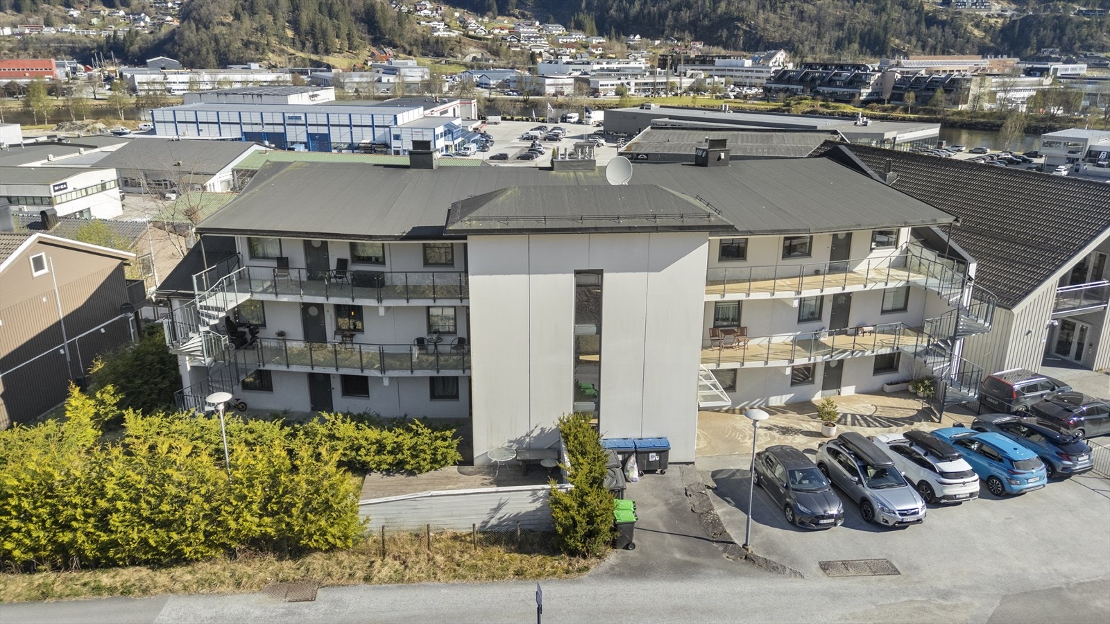 - Bygget ble delvis malt i 2025 og det er planlagt å male resten av bygget i 2026 - Galleribilde