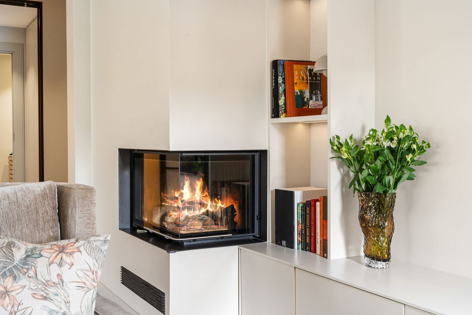 Flott plassbygget peis fra Brunner, som varmer godt på kaldere dager. Galleribilde