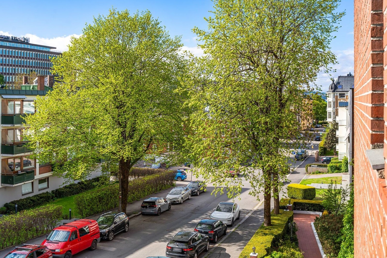 Hyggelig utsyn ned Niels Juels gate med grønne omgivelser og klassisk Frogner-bebyggelse. Galleribilde