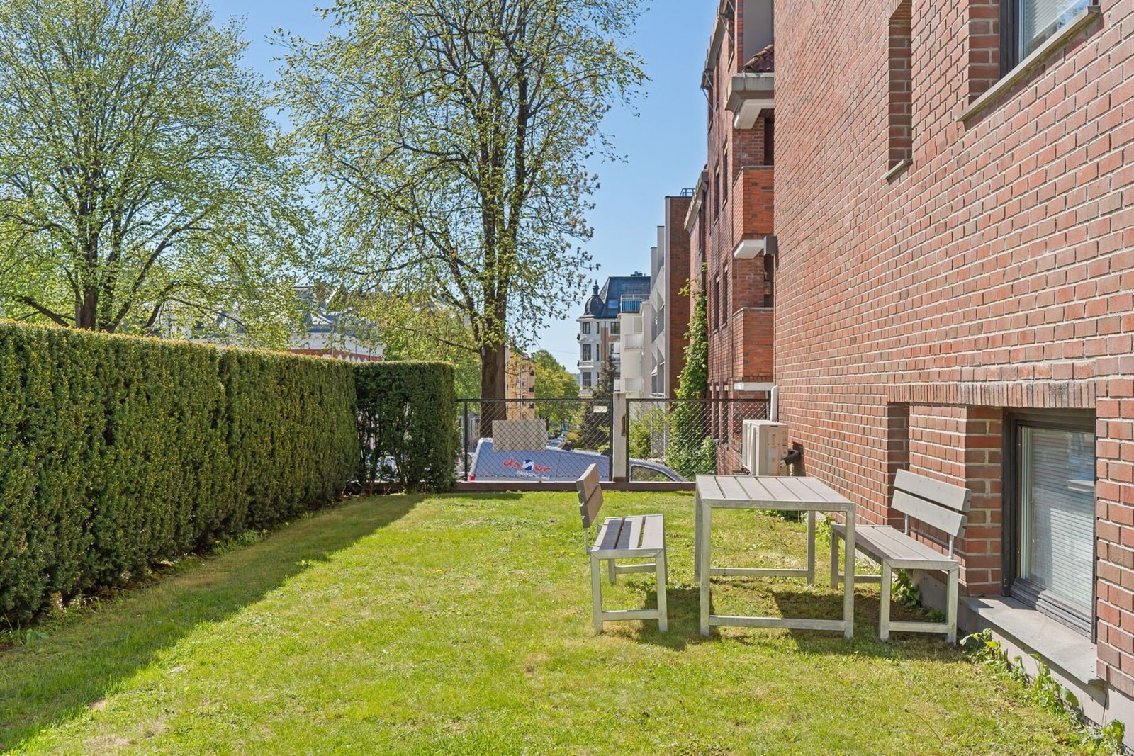 Grønne og velstelte uteområder med plenarealer og sitteplasser som innbyr til avslapning i rolige omgivelser. Her Galleribilde